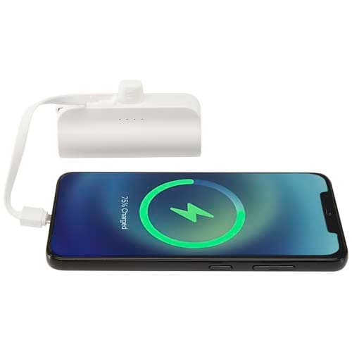 Alnair powerbank o pojemności 5000 mAh i mocy 10 W, wykonany z tworzyw sztucznych pochodzących z recyklingu, z wbudowaną pods