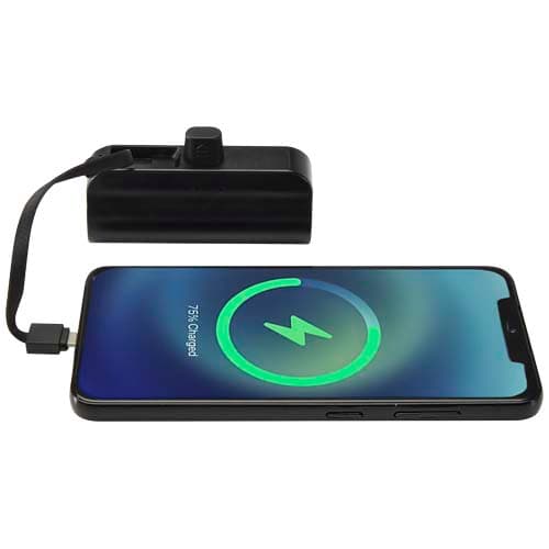 Alnair powerbank o pojemności 5000 mAh i mocy 10 W, wykonany z tworzyw sztucznych pochodzących z recyklingu, z wbudowaną pods